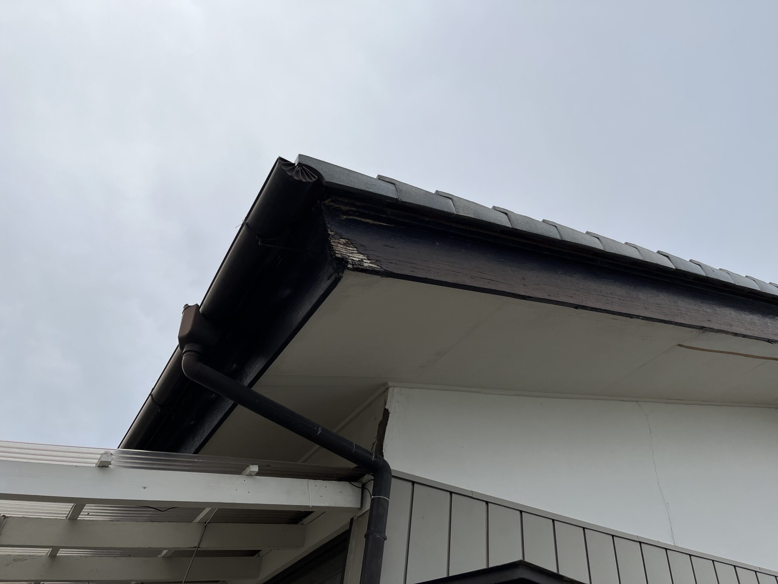 軒天と破風板金の交換 施工前