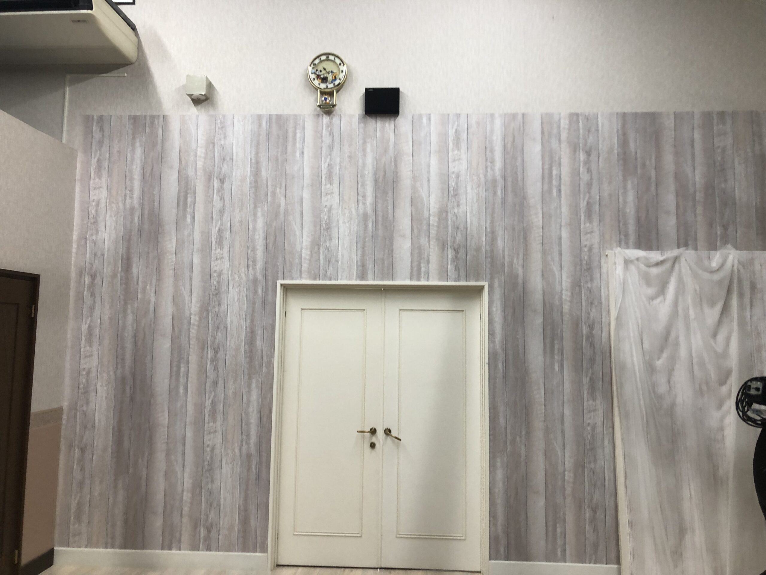 店舗クロス貼替工事 下地処理