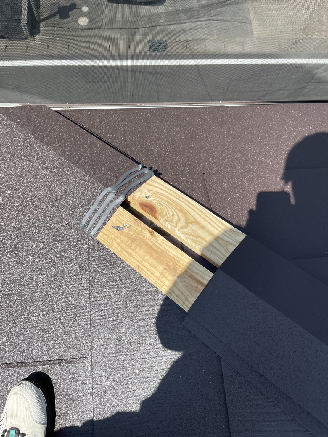 前橋市のスーパーガルテクト屋根に棟包みを455mm間隔で固定