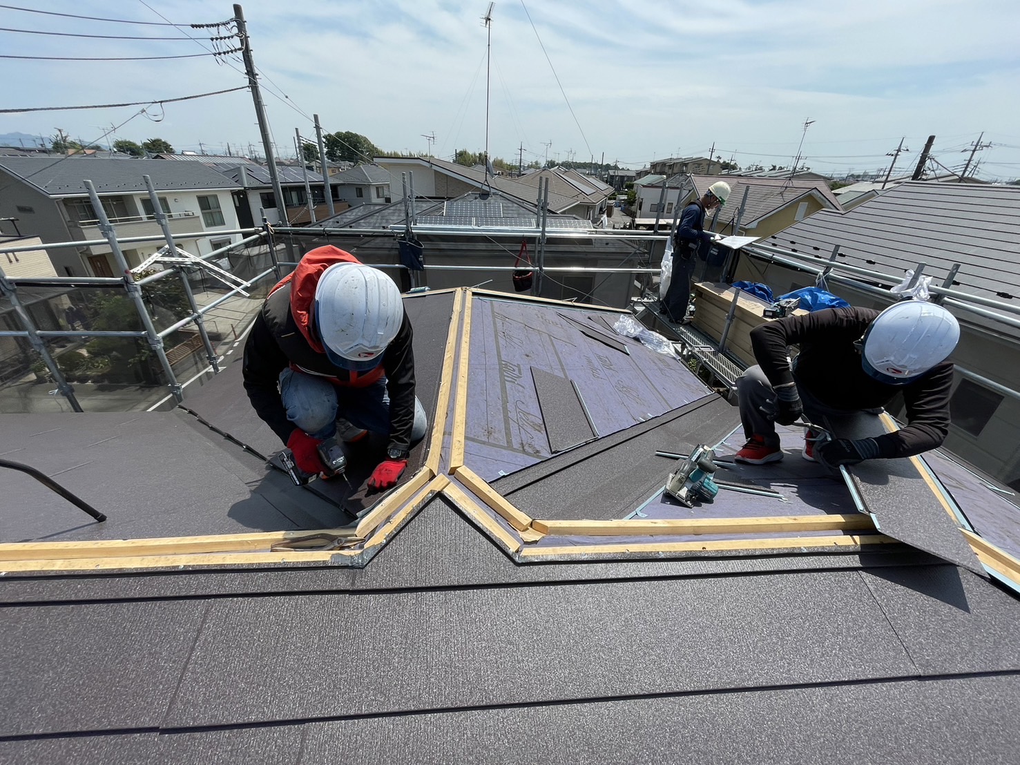 前橋市の屋根形状に合わせてスーパーガルテクト本体を加工