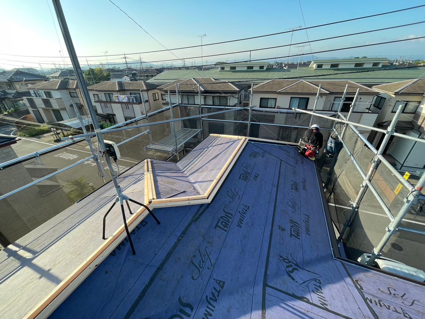 前橋市の屋根カバー工法で高性能ルーフィングのタディスセルフを施工