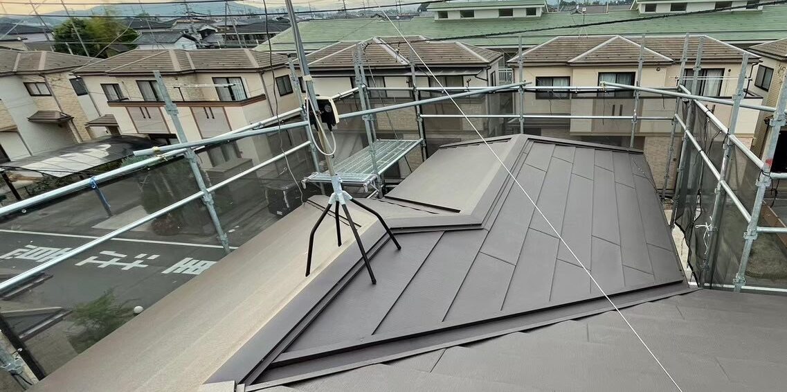 前橋市でスーパーガルテクトによる屋根カバー工法が完了した屋根