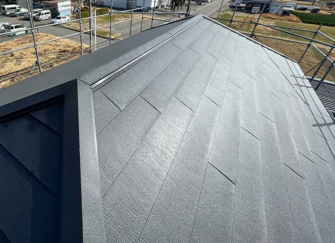 本庄市でスーパーガルテクトによる屋根カバー工法が完成
