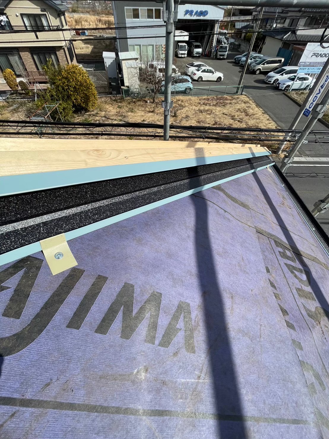 屋根の雨水を雨どいへ流すC型捨て板金の施工
