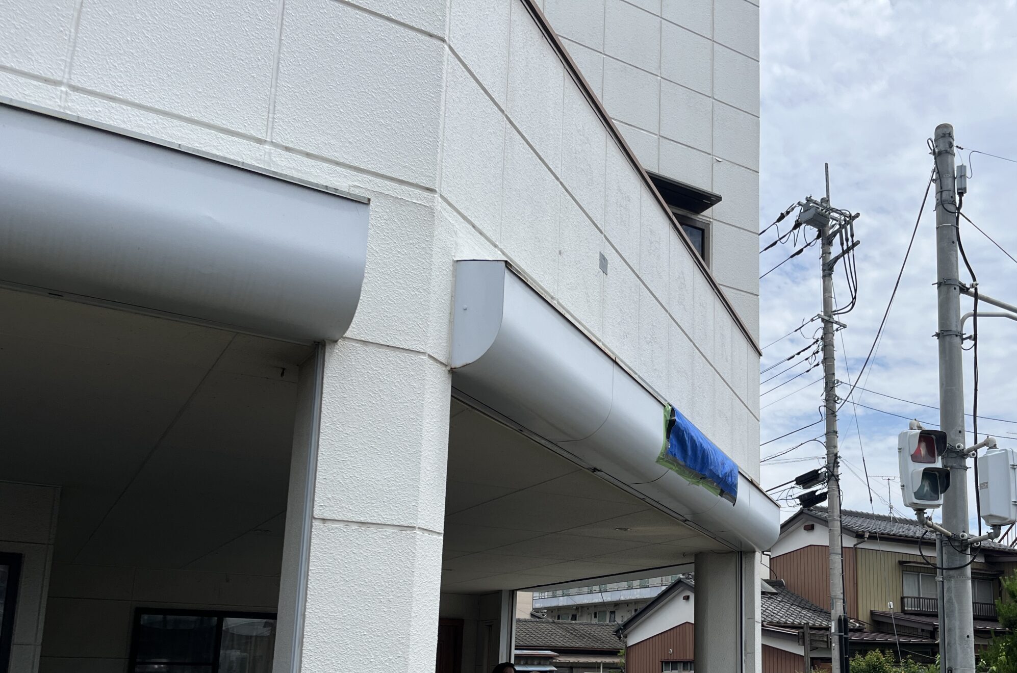 伊勢崎市で雨漏りしたシャッターボックスをブルーシートで応急処置