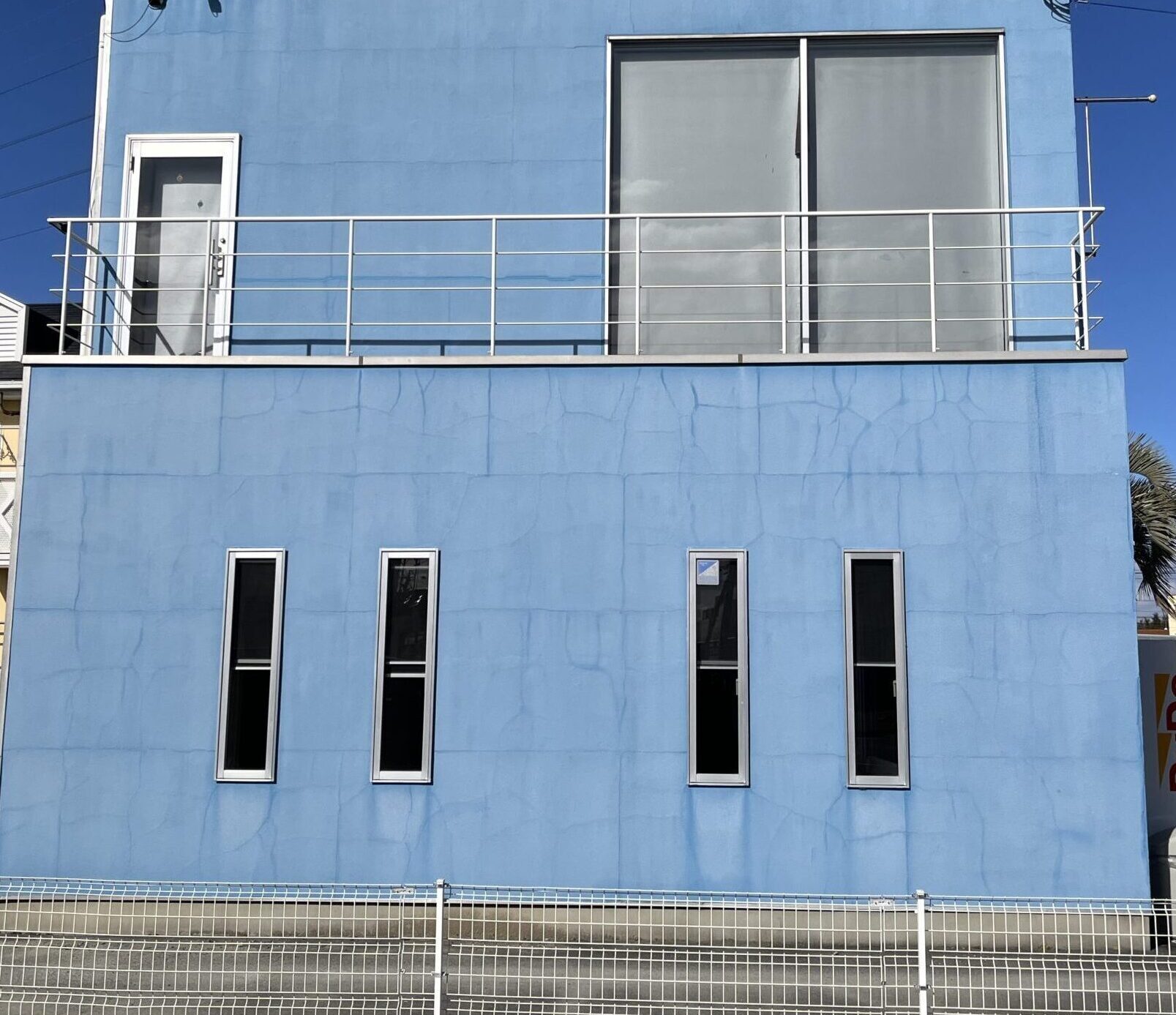本庄市で雨漏りしていた店舗の外壁カバー工事前