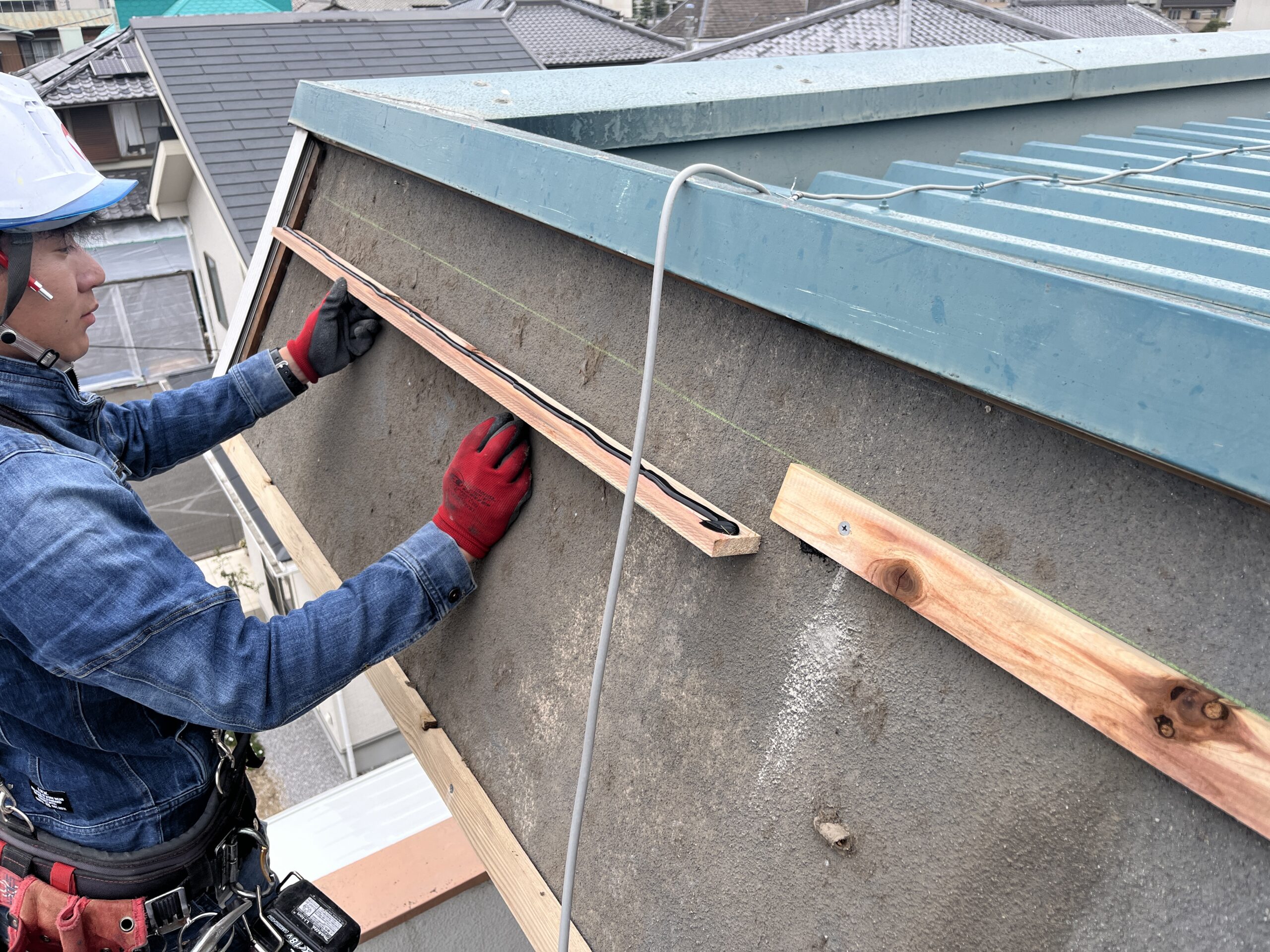 前橋市で強風被害を受けたアパートの外壁を修理している施工中