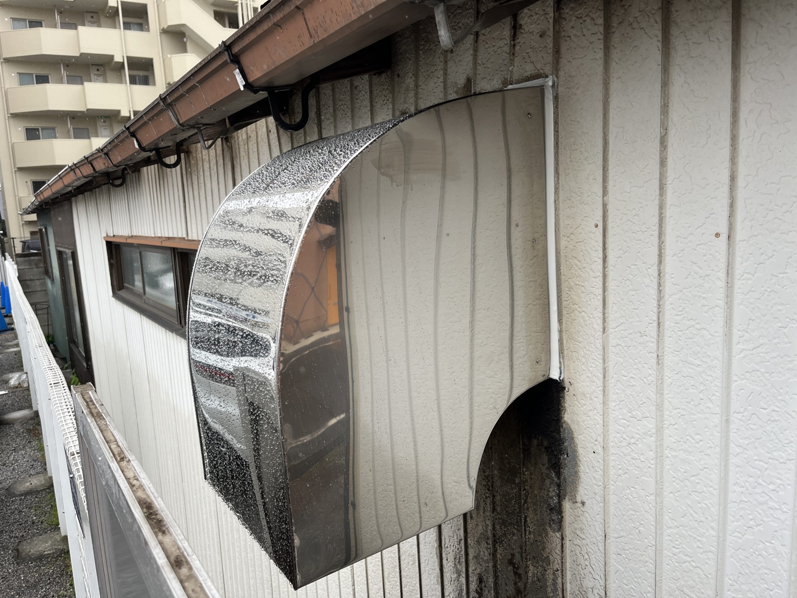 群馬県伊勢崎市の店舗で寸法に合わせて製作・交換したステンレスフード