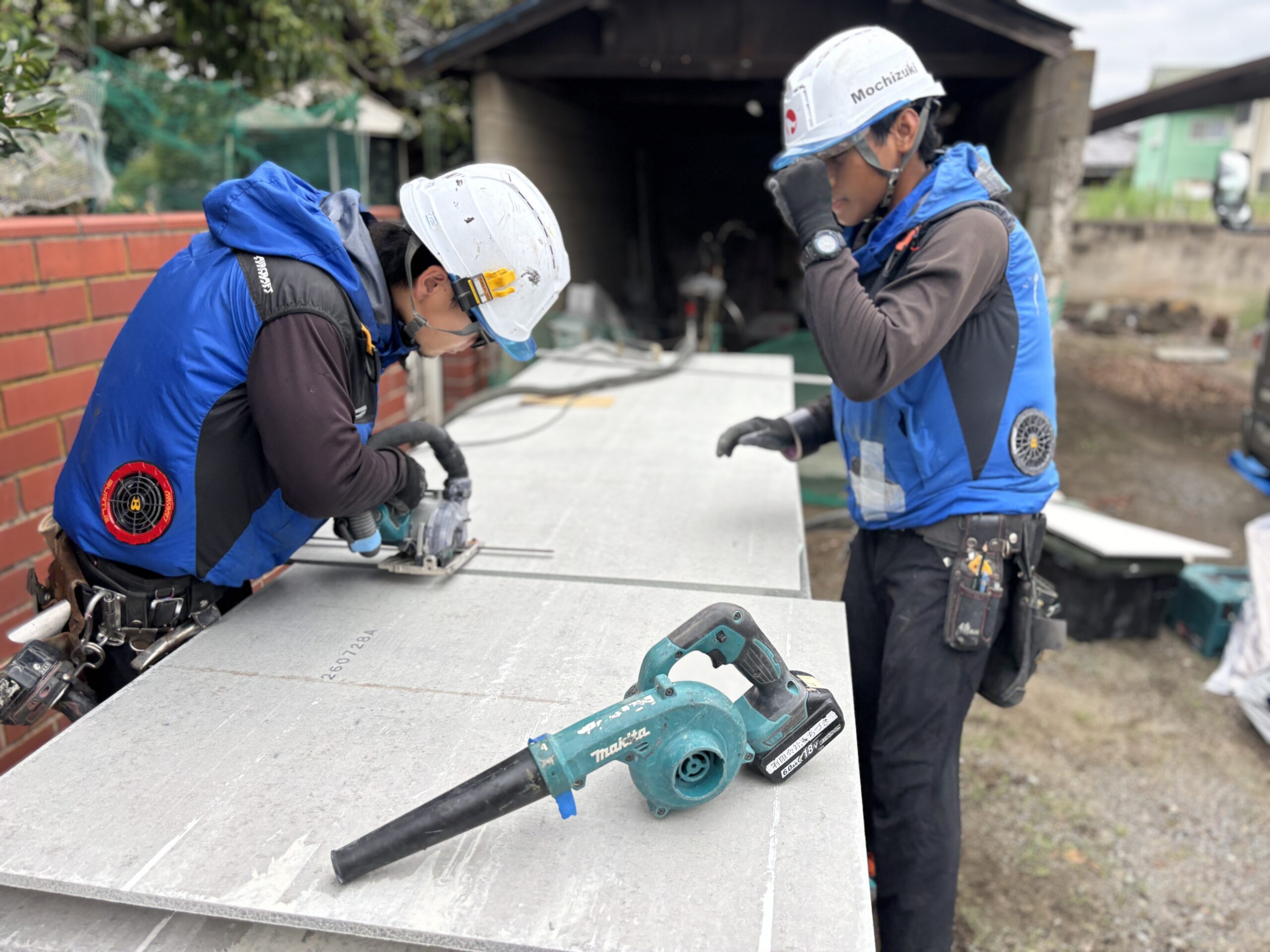 前橋市の雨漏り修理で既存外壁に合わせて外壁材を加工