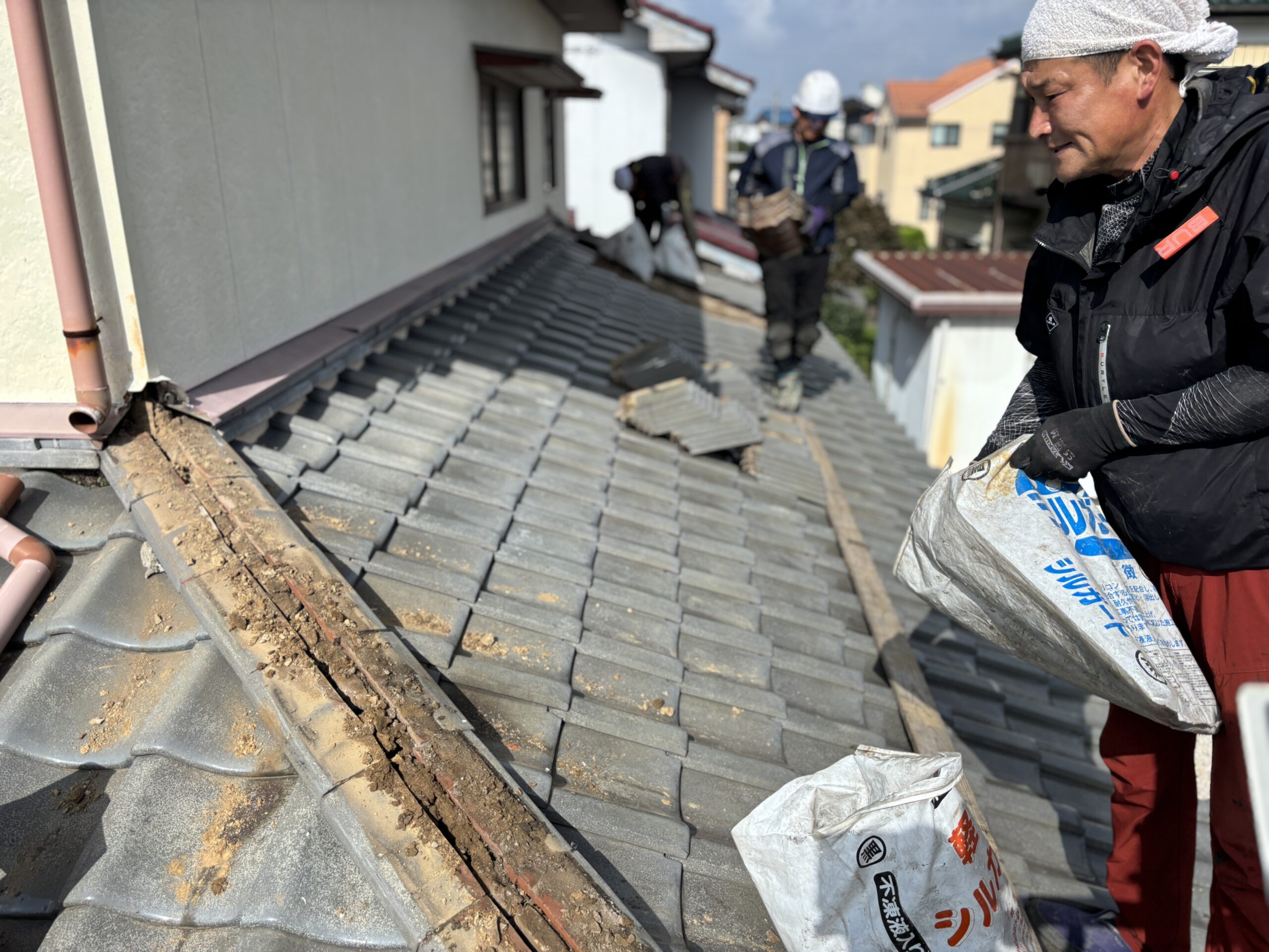 雨漏りの状態を確認するために取り外した瓦屋根の棟周囲