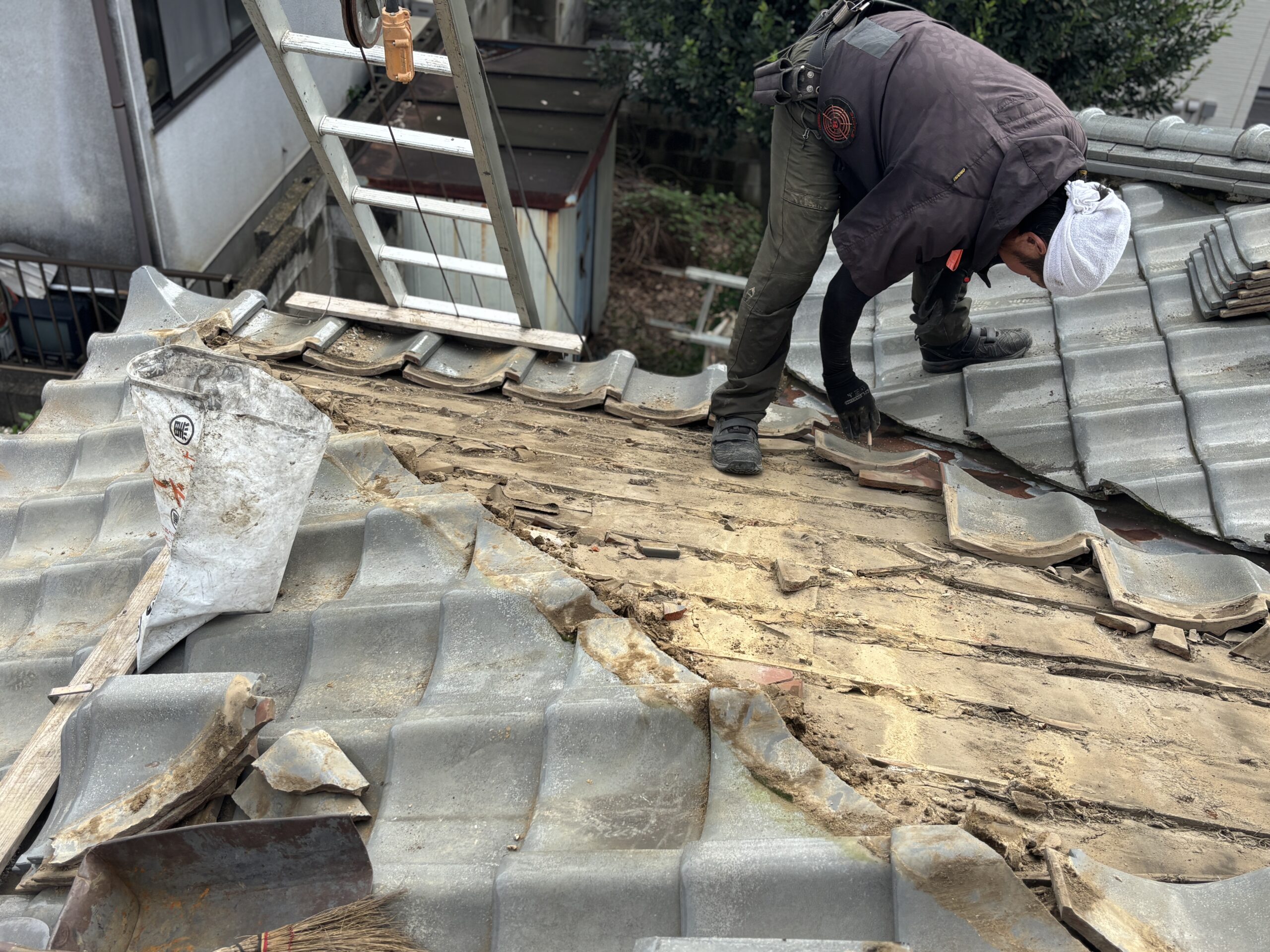  戻す順番を記録しながら取り外した瓦屋根の谷部分