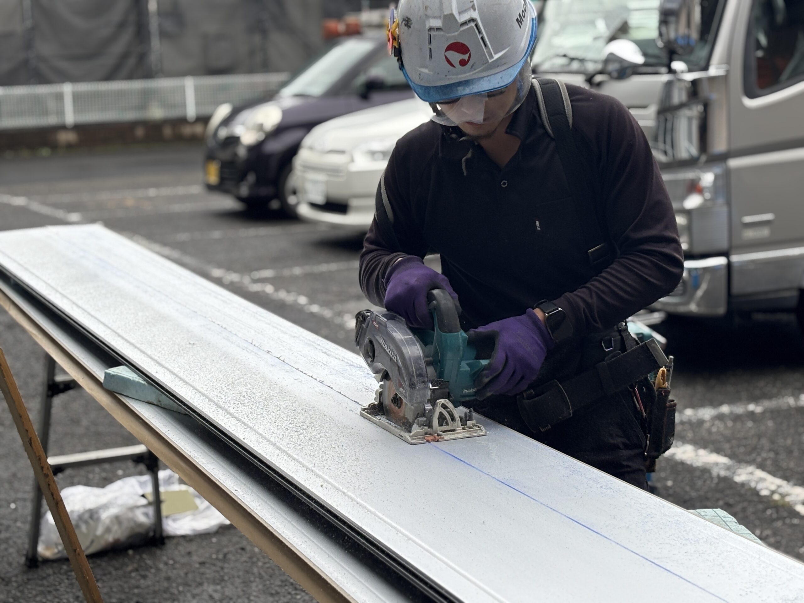 上里町の店舗外壁カバー工事で施工箇所の寸法に合わせて新しい外壁材をカットする作業