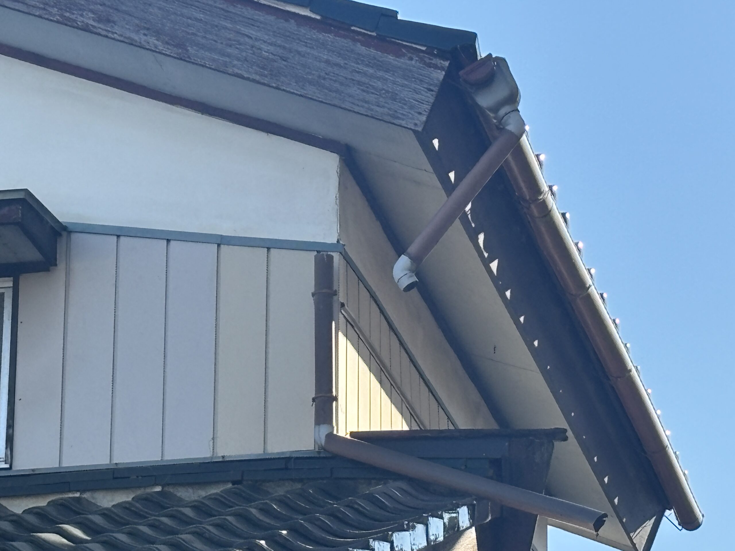 高崎市で外れかけてぶら下がり、落下の危険がある雨どいの施工前