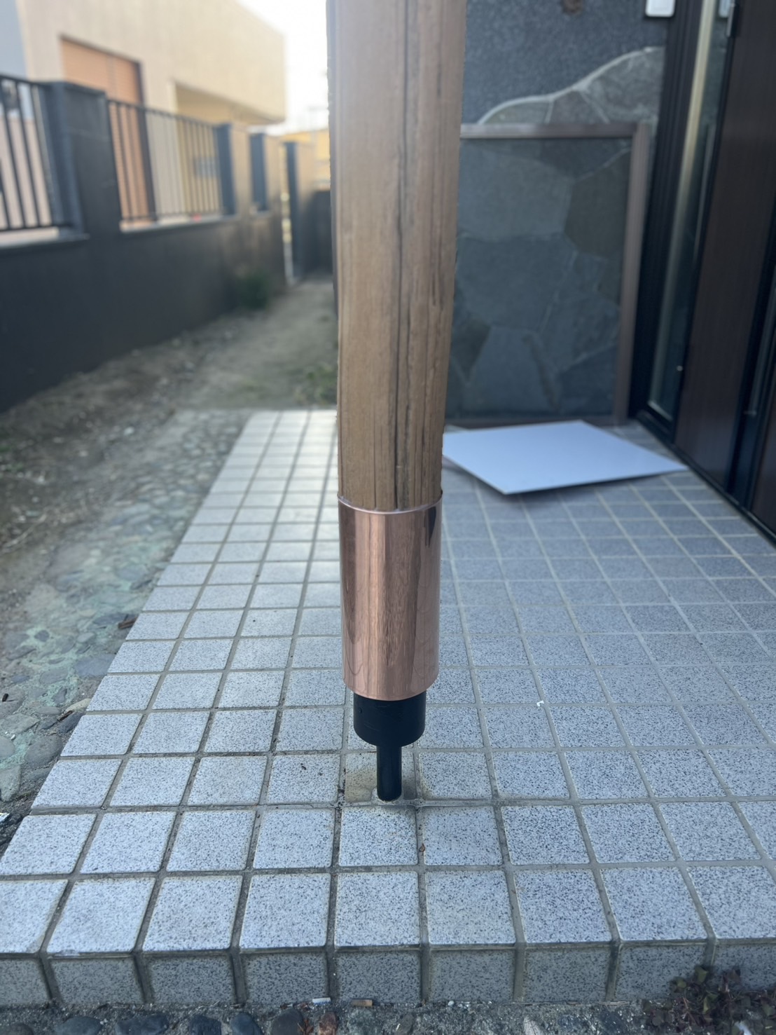 みどり市で傷んだ玄関柱を銅板で包んで保護した施工後