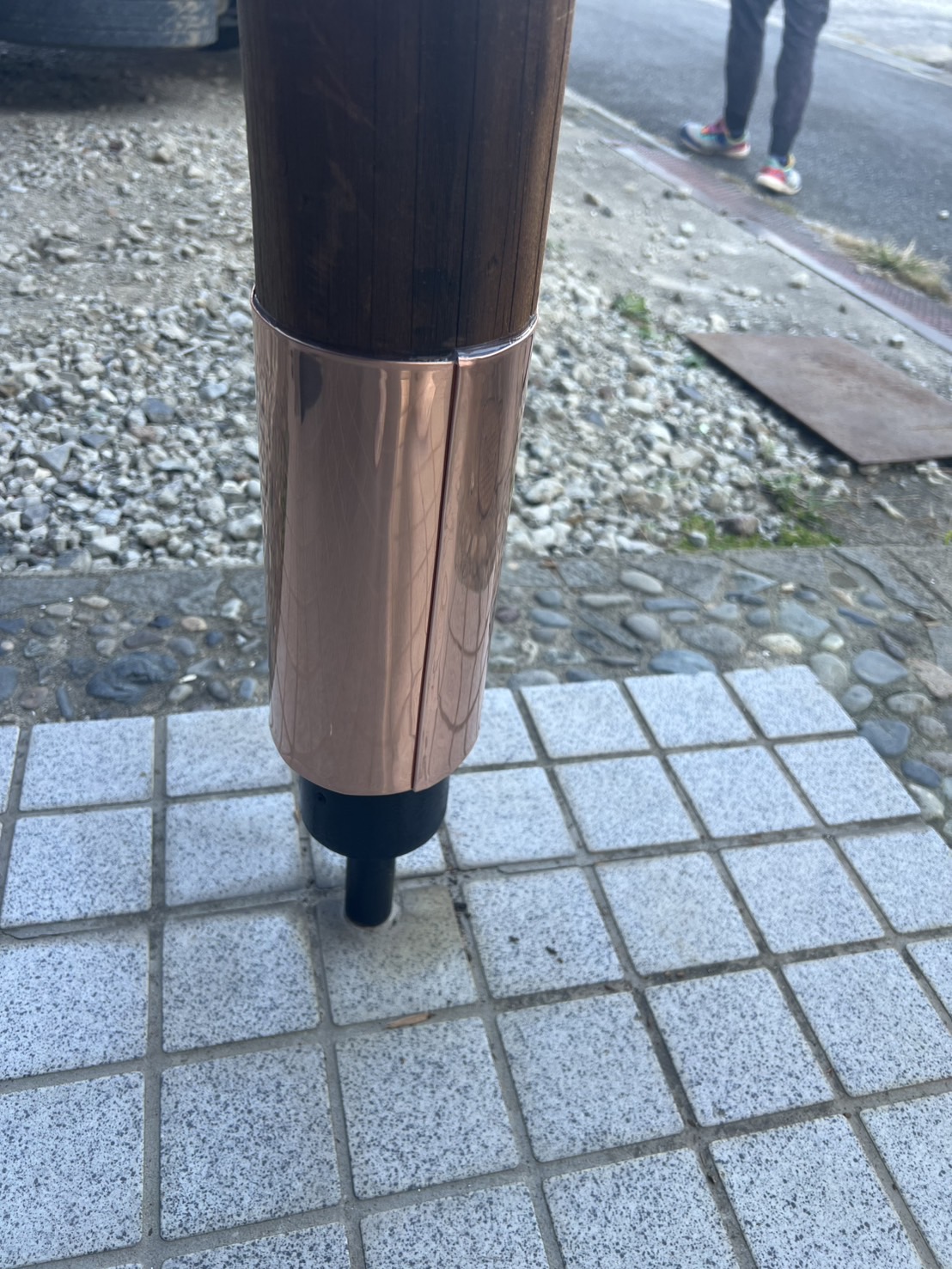 みどり市の玄関柱に施工した銅板巻きの裏側の継ぎ目とハゼ加工