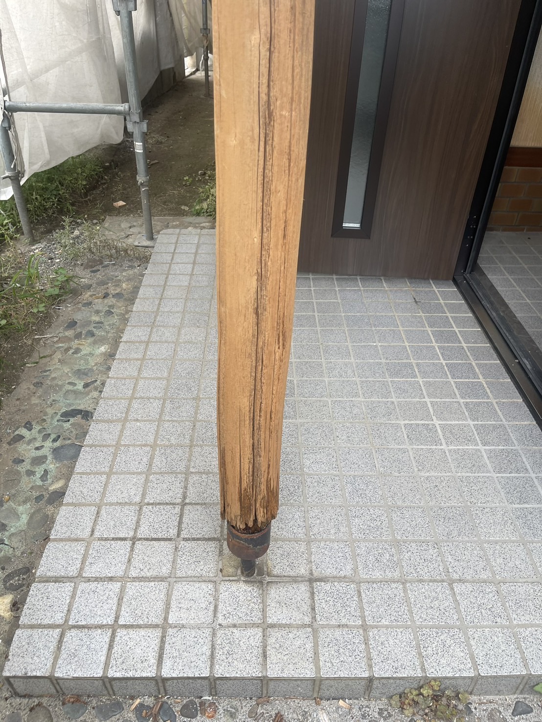 みどり市で長年の雨風により木部が傷んだ玄関柱の施工前
