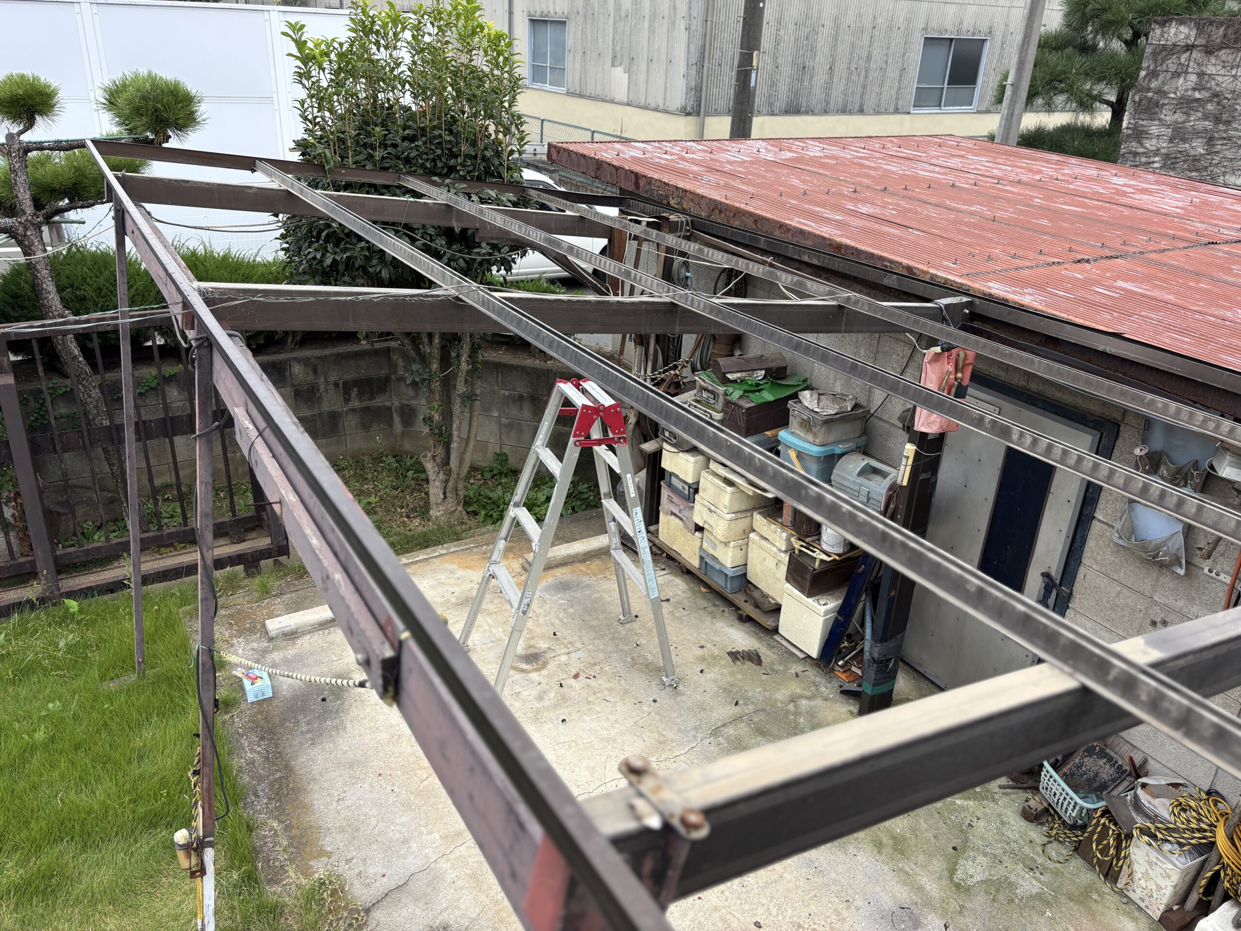既存波板を撤去し、溝に残った破片やごみを取り除いたアルミ下地