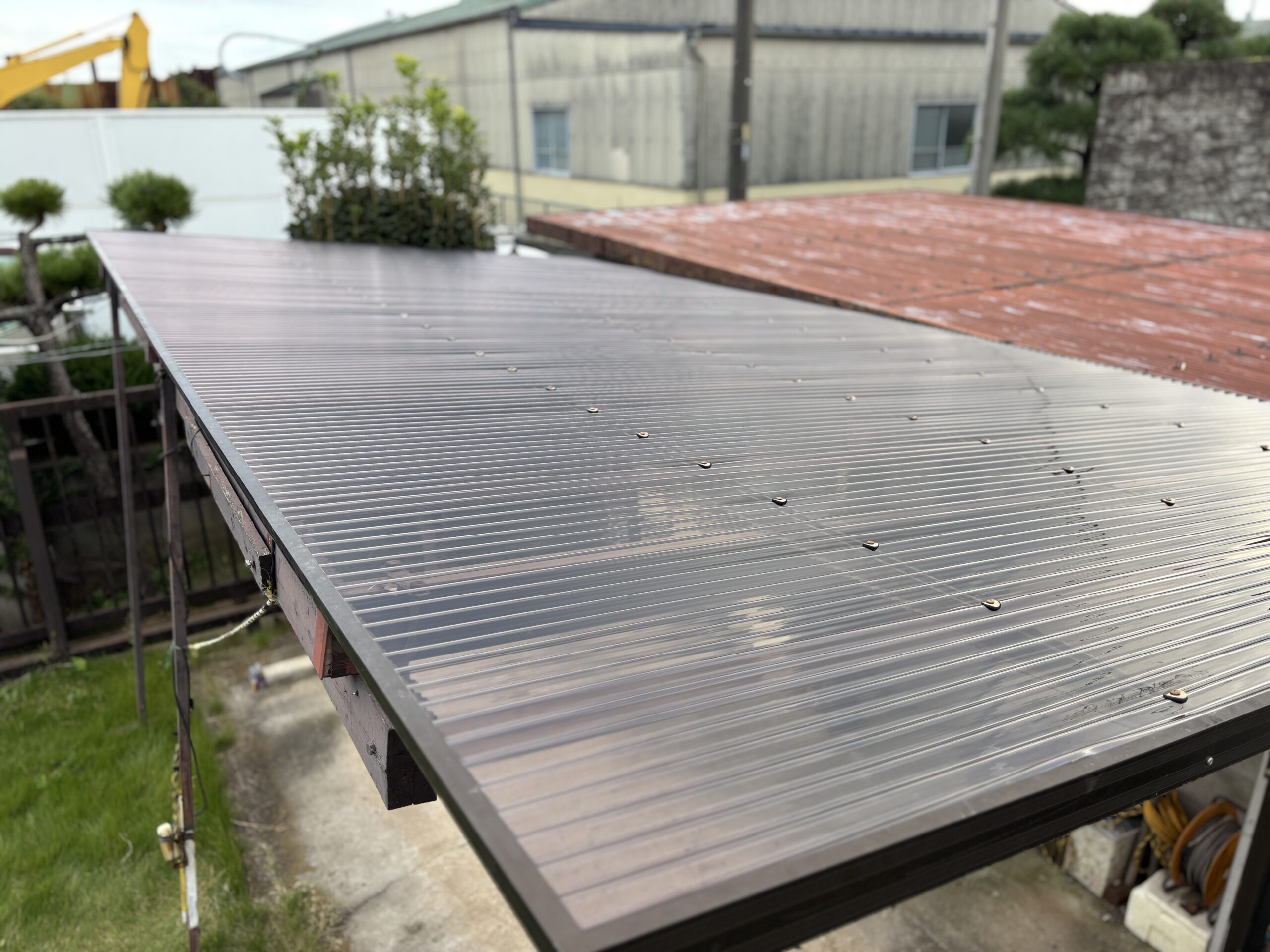 伊勢崎市で雹被害によるポリカ波板の交換が完了した屋根